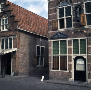 119968 Gezicht op de ingang van de Gasthuissteeg te Oudewater met rechts een gedeelte van het Arminiushuis (Markt ...